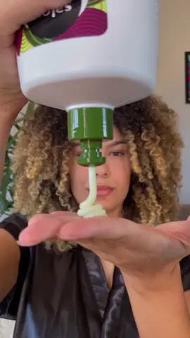 Testando Ativador de Cachos SOS Cachos Azeite de Oliva 💚 E aí, resultado aprovado @samiraxaviier? #SalonLine