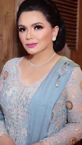 #yantiairlangga #perempuanindonesia #kebayaindonesia #kebayabiru #indonesian #risalahhati #dewa19