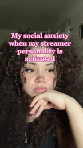 🥹 #socialanxiety #streamer #twitchtok #streamertok #twitchaffiliate #streamerfriends #streamerbelike #GamerGirl #latinastreamer #latinatok #curlyhair 