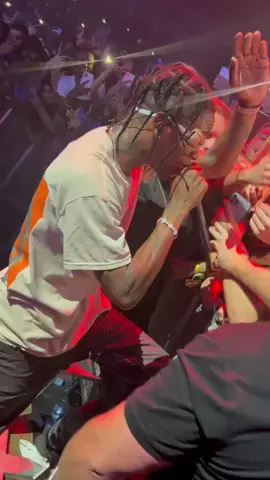 #travisscott sings Mafia with fan @theo2official #cactusjack #travisscottconcert #utopia #london #fyp #rager 