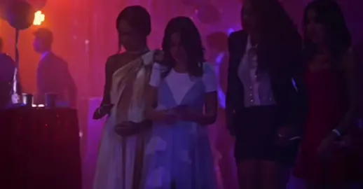 El momento en que ambas generaciones reciben el primer mensaje de “A” #prettylittleliars #prettylittleliarsoriginalsin #pll #fyp #fypシ #pequeñasmentirosas #lindasmentirosas #hbomax #pageforyou 