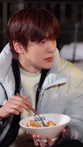 Replying to @sam :): he didn’t even think twice >< #monstax #inssaoppa #minhyuk #hyungwon #kpopfyp #im_samm 