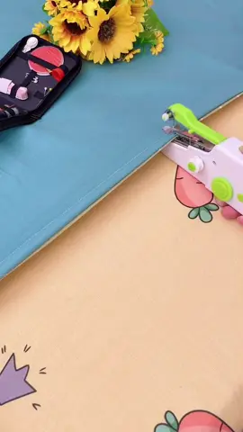The hand-held sewing machine is really easy to use.It can be sewn like a stapler! #handheldsewingmachine #sewingmachine #goodthing 