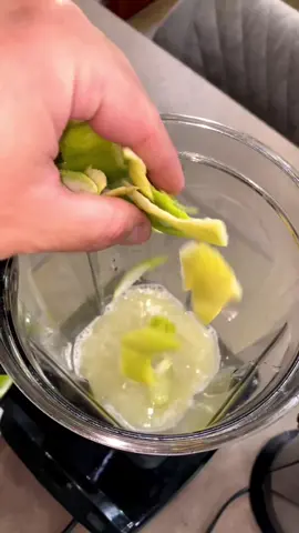 Ma quanto è buono il pesto di limone? Con questo pesto potete condire la pasta oppure potete usarlo per insaporire panini con carne o pesce o semplicemente spalmarlo su pane, crostini o bruschette, è una vera delizia!  Ingredienti 3 limoni grossi non trattati 120 ml di olio evo 100 g di parmigiano stagionato 36 mesi 80 g di pinoli 10 foglie di basilico fresco 7 g di sale 1 spicchietto d'aglio (facoltativo) Pepe nero q.b. #carlogaiano #pestodilimoni #limoni #limone #ricettepervoi #neiperte #cibo #mangiare #perte #cucina #rifette