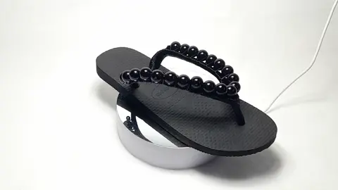 Sandalias havaianas decoradas com perolasHavaianas bordadas a mão  #sandaliabordada #sandalias #sandálias #sandaliasdecoradas #havaianas #havaianascustomizadas #havaianaspersonalizadas#artesã #artesanal #artesanato #goiania #goiânia