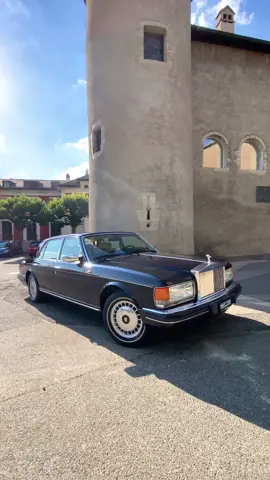 El Presidente 👑 Rolls-Royce Silver Spur 😎 #rollsroyce #rollsroycecar #rollsroycesilverspur #rollsroyceclub #rollsroyceclassic #classiccar #classiccars #classiccarsoftiktok #outrun #outrunmotorcompany #outrungeneva #geneva #switzerland #rollsroycegeneva #swisscars