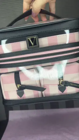 Beauty-case Victoria’s Secret 💖 (Unboxing) @victoriassecret #neiperte#perte#fyp#foryou#viral#unboxing#beautycase#beauty#victorias#victoriassecret#crociera#crocieramsc#viaggiodinozze 