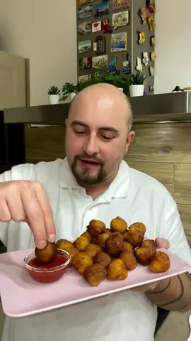 Queste palline di patate sono sfiziosissime e facili, fatele con me!  INGREDIENTI PER 4 PERSONE 500 g di patate 5 cucchiai di fecola di patate 3 cucchiaini di sale 1 cucchiaino di pepe 3 cucchiaini di paprika 500 ml di olio di semi di arachidi  #carlogaiano #ricette #cucina #italiancuisine #videoricetta #foodvideo #foodreels #receita #cucinaitaliana #buonappetito #mangiare #cibo #atavola #cucinando #ricettadelgiorno #foodbloggerit #foodbloggeritaliani #patate #paprika #ricettesfiziose #polpettine #ricettepercena