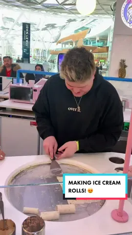 WAIT for the ENDING! 🤯 - they let me try making ice cream rolls! 😍 #icecreamrolls #pannice #icecream #LearnOnTikTok #askontiktok