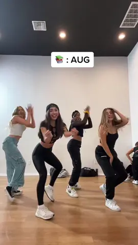 What month is ur bday? Dc: @cadel_06 #AEJeansSoundOn #WorldPrincessWeek #dance #fashionista #TikTokFashion #viral #foryou #fyp