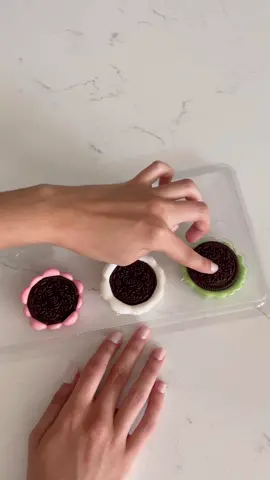 Chocolate covered Oreos but make them pretty🌸 #baking #baketok #fyp #foryou #howto #WorldPrincessWeek 