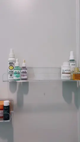 organization for my bathroom 🫶🏻🫶🏻💕💕 #college #organization #acrylicshelves #amazon #bathroomorganization #collegeapartment #decor #aesthetic 