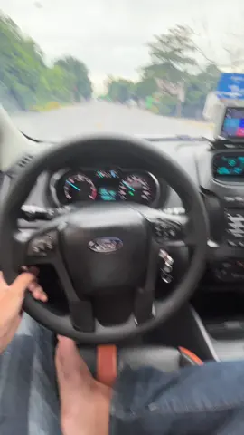 Phong cách đi xe mới lạ, mng đừng học theo em ạ 🤣 #ford #ranger #xls #minhbe #tpvinh