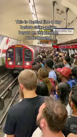 This is crazy! #london #underground #viral #fyp (credit: @kitetoday )