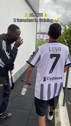 Khaby 🤝 Luva ⚪️⚫️ #Juventus #Receba #KhabyLame #TikTokCalcio #LuvaDePedreiro 