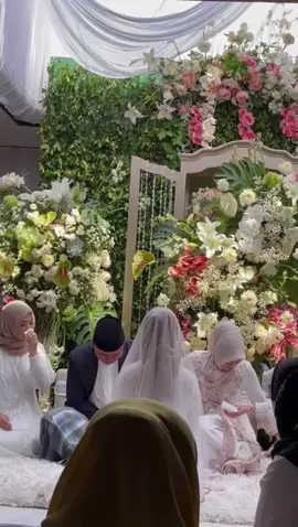 selama 24 tahun ayah selalu tampil ceria dan ga pernah ngeliatin sisi sedih nya, hari ini liat sendiri rasanya sedih. love u lotsss paps ❤️❤️❤️ untuk apapun yang gak pernah diceritakan, semoga berbalas kebaikan. #fyp #siramanpengantin #dadsgirl 