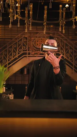 That shaker spin! 🌪☝🏼🌪 🤩 #cocktailswithluca #flairbartending #bartending #lucavalentin #bartender