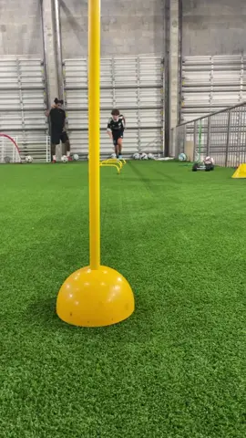 1 on 1 training, working on speed change of direction & first touch.#pathway #prodigy #soccertiktok #pathwayschool #MLS #soccertraining #D1 #fyp #Soccer 