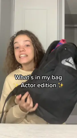 What I bring with me to set 😊🎒#whatsinmybag #actor #actress #actorslife #actresslife #setlife #filming  #filmtok #filmandtv #dayinthelifeofanactress 