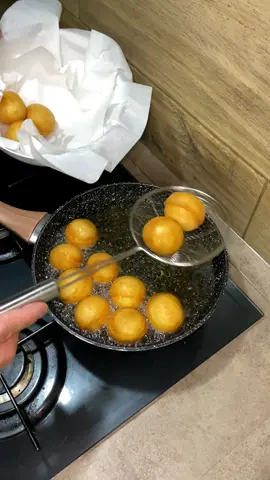 Ma quanto sono sfiziose queste perle di parmigiano fritte, velocissime e facilissime, ottime come aperitivo o antipasto da mangiare calde calde? Fatele con me, sono pronte in 5 minuti!  INGREDIENTI PER 20 SFERE 3 albumi 150 g di parmigiano 1 pizzico di sale Pepe (facoltativo) 400 ml di olio di semi di arachidi  #carlogaiano #ricette #cucina #italiancuisine #videoricetta #foodvideo #foodreels #receita #cucinaitaliana #buonappetito #mangiare #cibo #atavola #cucinando #ricettadelgiorno #foodbloggerit #foodbloggeritaliani #parmigiano #perline #ricettesfiziose