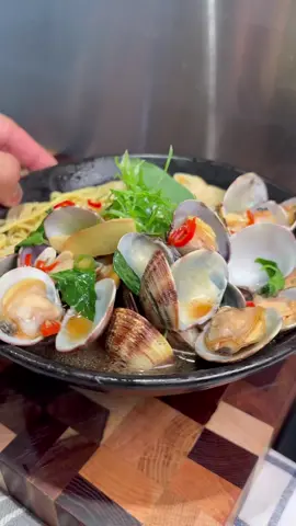 Drunken Clam Noodles 🍜😍 #noodles #EasyRecipe #EasyRecipes #asmrfood #clams #seafood #recipesoftiktok #FoodTok #cooktok #chef #dinnerwithme #DinnerIdeas #Recipe #dinnertime #ramen #ramennoodles