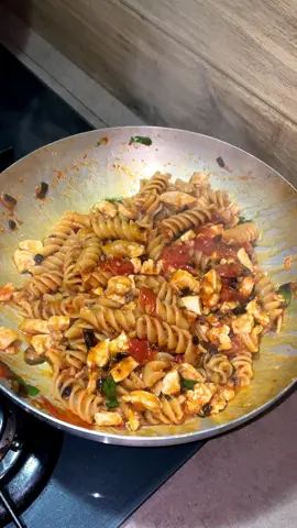 Che delizia questa pasta con pesce spada e melanzane!  INGREDIENTI PER 4 PERSONE 400 g di pasta 600 g di pesce spada 2 melanzane medio/grandi 400 g di pomodorini in scatola 5-6 foglie di basilico fresco 7-8 cucchiai di olio evo 2 spicchi d'aglio  #carlogaiano #ricette #cucina #italiancuisine #videoricetta #foodvideo #foodreels #receita #cucinaitaliana #buonappetito #mangiare #cibo #atavola #cucinando #ricettadelgiorno #foodbloggerit #foodbloggeritaliani #melanzane #pescespada #pescefresco #aglio #olio #primidimare #primidipesce