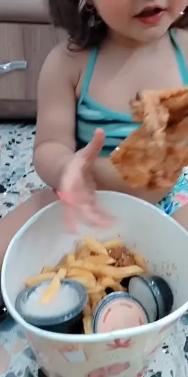 كتكاتي  يعني كنتاكي 😂  انتو هم تحبو ..........#baby #fyp #fun #girls #طفله_عربيه_عراقيه #اكسبلور #بنوته #اكسبلورexplore #ميلي_بخصرك_صوبي_ميلي #عراقية #lik #f #بغداد #عراق #طعام #كنتاكي #حلوه #جميله 