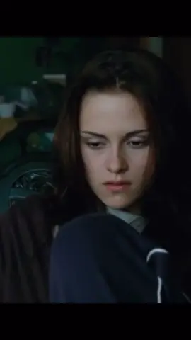 “mais sinto a ausência dele aonde quer que eu olhe.. é como se um grande buraco tivesse sido aberto no meu peito…” #crepusculo #luanova #edwardcullen #bellaswan #foryou #foryou #fy #fyp 