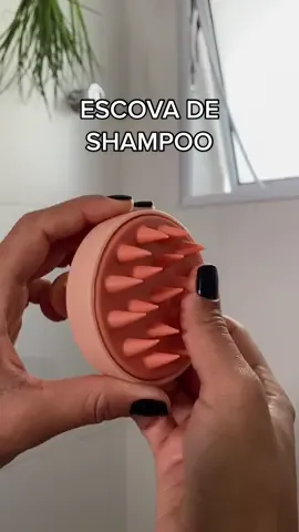 ESCOVA DE SHAMPOO. Ela te auxilia na lavagem do cabelo além de estimular o seu couro cabeludo promovendo o crescimento dos fios! JÁ USARAM ? #crescimentocapilar #cabelocacheado #cacheadas #cachos #cachostiktok 