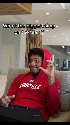 Spent some time with the No.1 team in the nation and asked the hard hitting questions 😂 #bosco #texas #california #highschoolfootball #flyville23 #louisville @pierceclarkson @peypeywood @ericdenham13 @realjfr