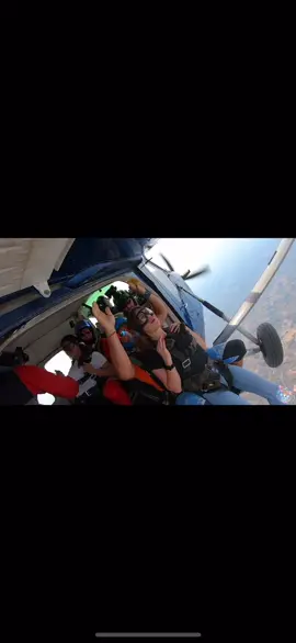 Niente , alla fine l’ho fatto davvero 😍.              #skydivemilano#serotonina#volareohoh#cazzocazzissimo#dimenticaretutto#euphoria. 