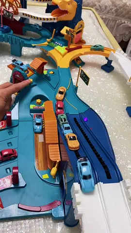 Asik juga bisa simulasi jalan tol dalem rumah 😆😆#tiktoktoys #rumahkadotangerang #mainananak #mainan #mainanasik #tracktoys #mainanunik 