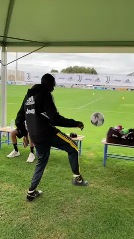 @khaby.lame having lesson with Panita! ⚽️ #khabylame #juventus #cuadrado #tiktokcalcio #luvadepedreiro