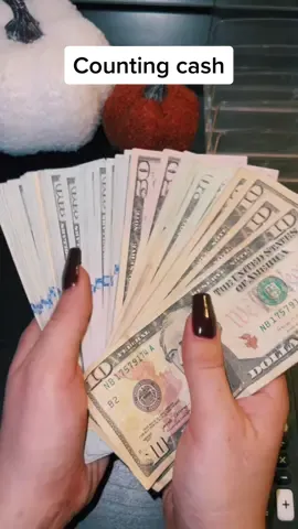 Count my money with me to orepare for a cashstuffing video ☺️🤍 #asmrsounds #asmr #moneytok #cashstuffingtok #budgetwithme #cashstuffing #money #fyp #viral #countmoneywithme #savings #beginner 