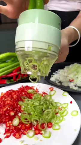 Gargling Vegetable Chopper #KitchenHacks #vegetablechopper #vegetablecutter #garlicgrinder #vegetableslicer 