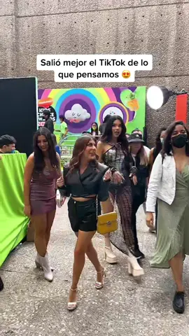 Hahaha que bonita es @keniaos y nosotros en fans 🤩 @andreaportugalr @kev_rogers 