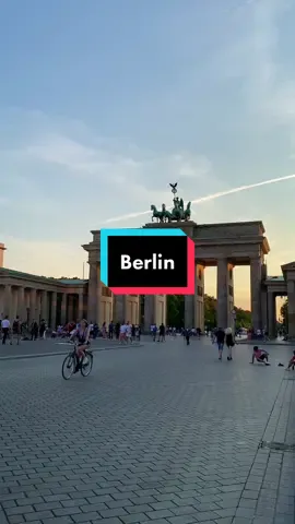 Sunset at Brandenburg Gate in Berlin #summertravel #expatlife #traveltiktok #summerineurope #berlin #deutschland #streetphotography #brandenburgertor 