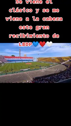 RECIBIMIENTO CLASICO DE LBDP💙❤️🤍#lbdp🔵⚪🔴 #paratii #uruguay🇺🇾 #nacional💙❤️🤍 #futboluruguayo🇺🇾 #2en4días #laprimerhinchada🇳🇱 #bolso🇳🇱