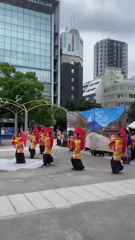 #omatsuri #summervibes #summerfestival #japan #dance #japanese #tradition #umbrellas #costume #colorful #performance #entertainment 
