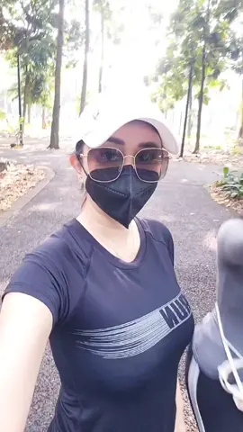 Aura Kasih olahraga hari Minggu #tiktok #aurakasih #fyp #selebritis #xyzbca