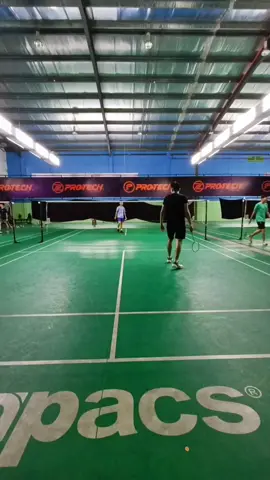 tukar tangan tak salah kan？😂#badmintonskills #badminton #setbadmintonacademy #hoseh #leezs #tiktoksport #sport #gosen