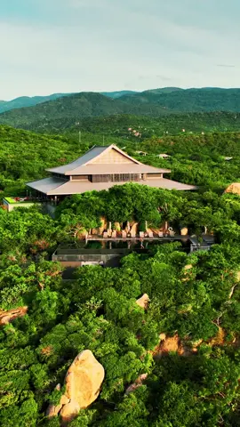 #𝗔𝗠𝗔𝗡𝗢𝗜 resort chuẩn 6⭐️ 👉🏻 𝗥𝗲𝘀𝗼𝗿𝘁 𝗟𝘂𝘅𝘂𝗿𝘆 𝗰𝗮𝗼 𝗰𝗮̂́𝗽 𝗻𝗵𝗮̂́𝘁 𝘁𝗮̣𝗶 𝗩𝗶𝗲̣̂𝘁 𝗡𝗮𝗺   🔥 Hạn đến 31/12/2022 𝗥𝗮̂́𝘁 𝗿𝗮̂́𝘁 𝗻𝗵𝗶𝗲̂̀𝘂 𝘁𝗶𝗲̣̂𝗻 𝗶́𝗰𝗵 đ𝗶 𝗸𝗲̀𝗺 :  ▫️ Đưa đón sân bay 2 chiều khứ hồi ▫️ Bao ăn 3 bữa (bữa sáng, bữa trưa và bữa tối) ▫️ Một bữa tối đặc biệt ( lựa chọn bữa Sacred Cham cùng lễ cầu an hoặc tiệc nướng BBQ ở hồ bơi và bữa ăn riêng tại phòng) ▫️Một lần trị liệu spa 60p (mát-xa đầu, cổ hoặc chân). ▫️Trà chiều hàng ngày ▫️ Album ảnh kỷ niệm ▫️ Vẽ tranh riêng trong 3 giờ  với một họa sĩ địa phương