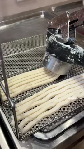 พึ่งรู้ว่าที่ไอคอนสยามมีเฟรนช์ฟรายส์แท่งยาวแบบนี้ด้วย ไม่ได้กินนานมาก ร้านนี้ทำออกมากรอบนอกนุ่มใน ซอสเข้มข้นฉ่ำมาก 🍟🧀📍TORO FRIES , ICONSIAM ชั้น 6 หน้ายาโยอิ #tiktokพากิน #foodballstylee #ปักหมุดร้านอร่อย