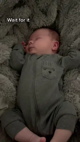 Oh sweet baby😅 #sophieandleo #babytoot #babyfever #funnybaby #toocute #babiesoftiktok #MomsofTikTok #newborn #MessFreeHero #GenshinTeleport #PartyWithVMAs #baby #sweetbaby #sleepingbeauty #sleepybaby #sleepy