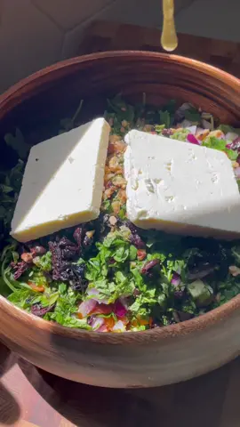 This bangin mediterrenean salad is life. #lowcarb #lowcarbrecipes #salad #saladrecipe #ketorecipes #healthyrecipes 