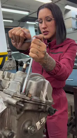 Desarmando un motor en un live #mecanica #mecanico #mecanicos #mecanicaautomotriz #viral #parati #live 