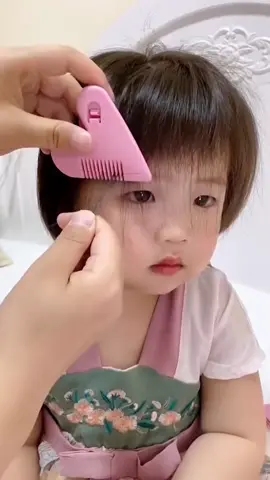 Lược cắt tóc mái trái tim cho bé siêu tiện lợi #review #fyp #embe ##beyeu #embedangyeu #LearnOnTikTok #ngaymaicoluongve 