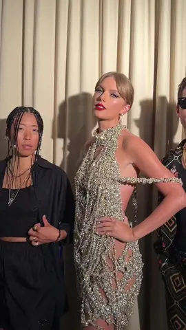 Team All Too Well bringing the emotional pain to the VMAs… 🧣