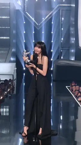 Lalisa recibiendo el premio a “Mejor K-Pop” 🥹🤍 #VMAs