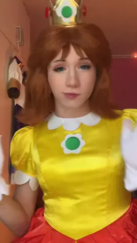 @gamescom is finally over and i‘m heading home rn🙏🏻❤️ it was such a great experience! i‘ll definitely be there next year👀 #princessdaisy #princessdaisycosplay #supermario #cosplay 